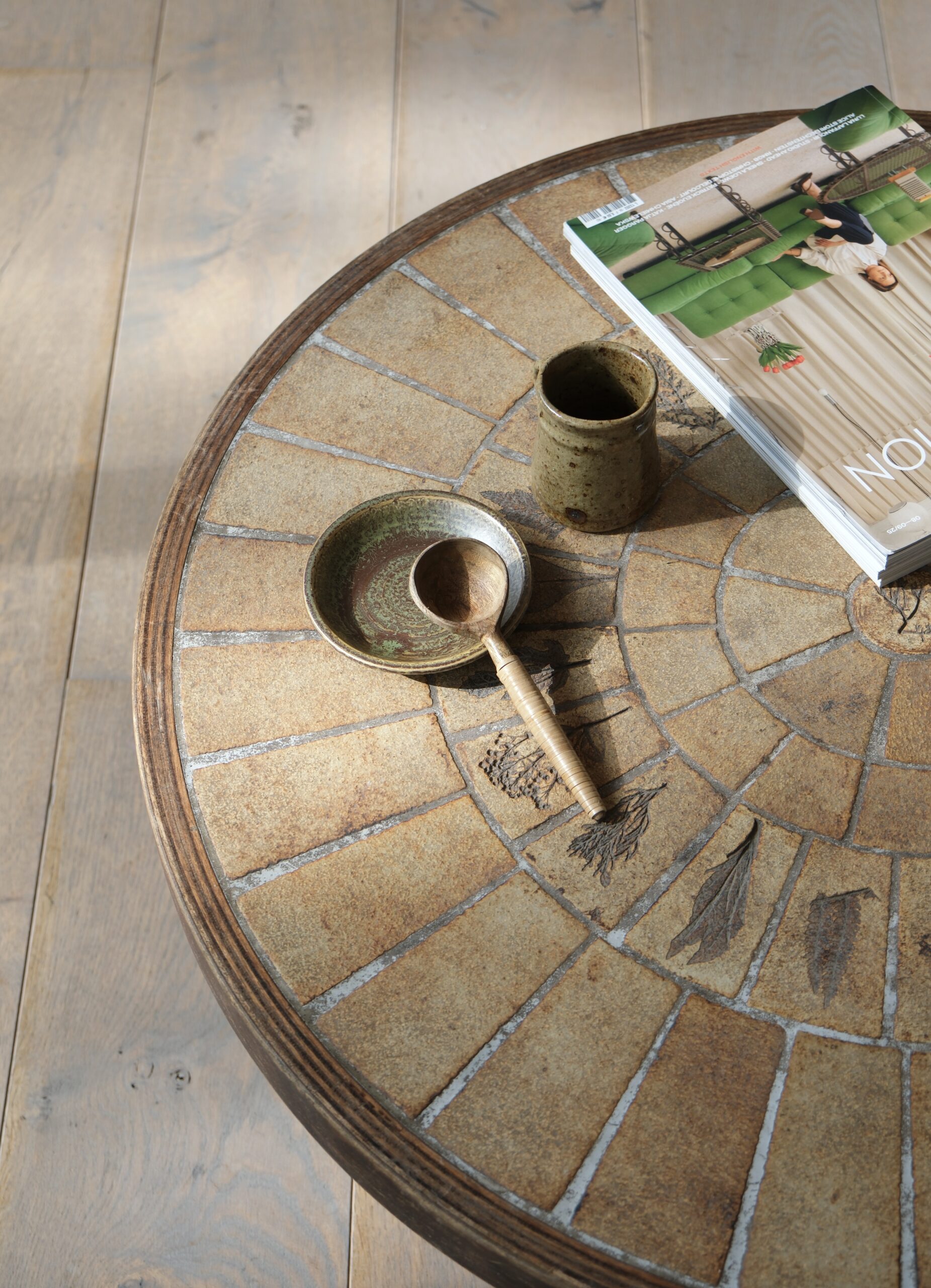 Table basse ronde vintage de Roger Capron – Image 4