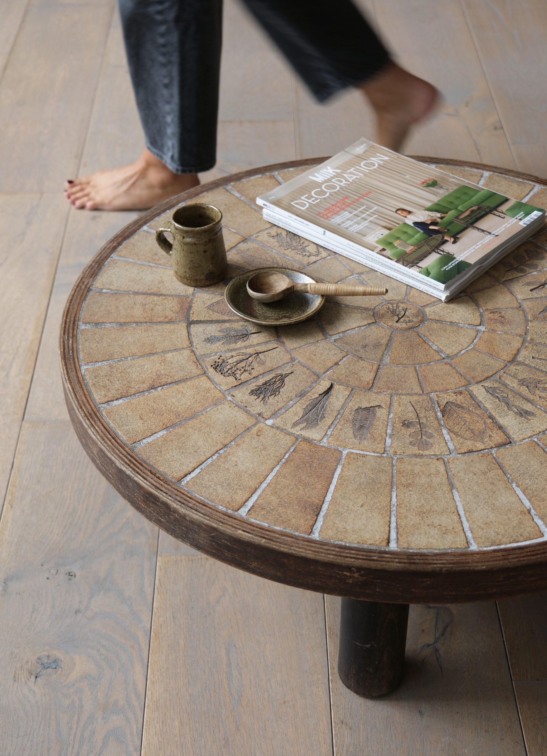 Table basse ronde vintage de Roger Capron – Image 5