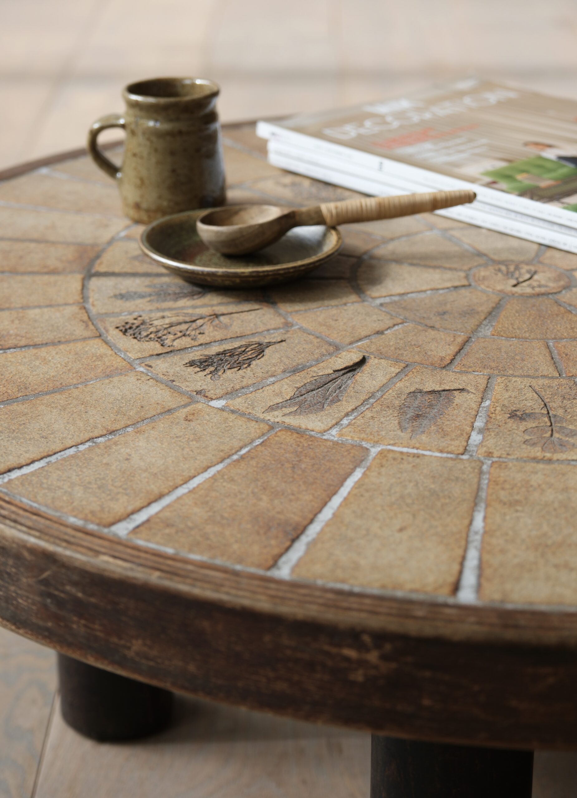 Table basse ronde vintage de Roger Capron – Image 6