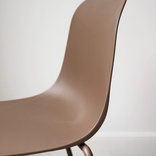Lot de 2 chaises coque empilable marron – Image 3