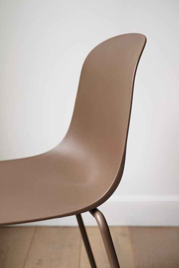 Lot de 2 chaises coque empilable marron