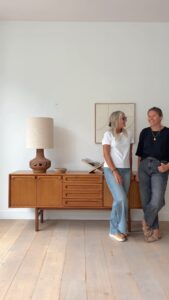 Le mobilier vintage est à l’honneur ce matin 💛 On vient de mettre en ligne toutes nos dernières trouvailles : Commodes, chaises, enfilades, armoires, pichets… De superbes pièces que j’avais hâte de vous dévoiler, dispo dès maintenant sur l’eshop !