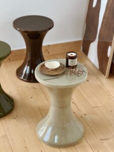 Ils sont de retour 😍 Nos tabourets Tam Tam en métal peint, des pièces iconiques toujours aussi design et dispos sur le shop en beige, olive et chocolat (votre préféré !)