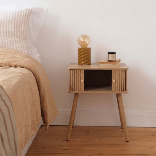 Table de chevet en bois avec portes coulissantes – Image 3