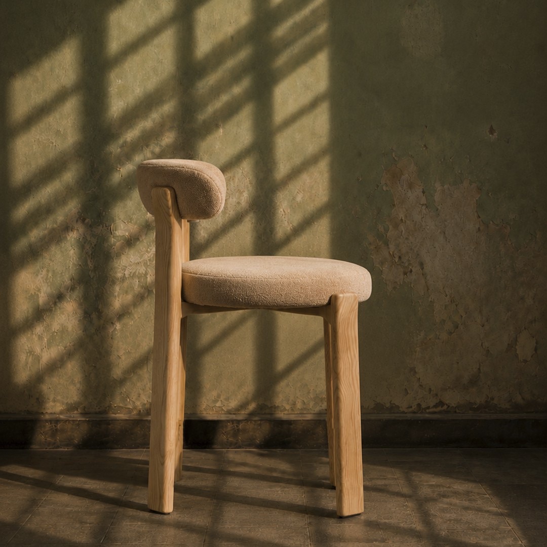 Chaise de salle à manger en tissu chenille beige et bois massif – Image 2