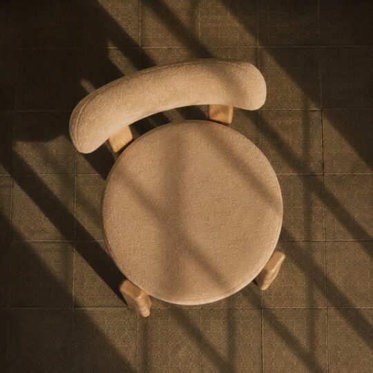 Chaise de salle à manger en tissu chenille beige et bois massif