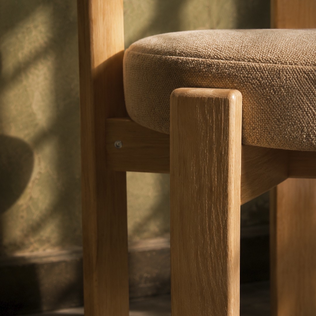 Chaise de salle à manger en tissu chenille beige et bois massif – Image 4