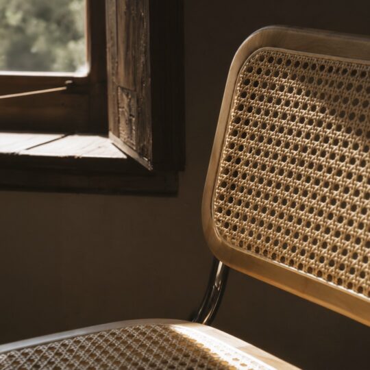 Chaise en métal et rotin – Image 4