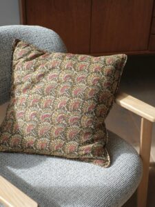 Une touche graphique dans votre intérieur 💛 Zoom sur la nouvelle housse de coussin inspirée des impressions traditionnelles i…