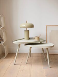 Zoom sur notre duo de tables basses organiques. Des courbes douces, un coloris sable qui va avec tout et deux hauteurs pour j…
