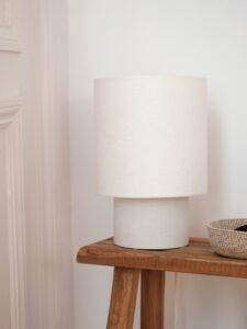 Quand la nuit tombe, elle prend toute la place 🤍 Notre nouvelle lampe à poser effet béton : une base en ciment, un abat-jour…